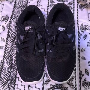 Nike Black and White Athletic Shoes size 8 women’s. EUC